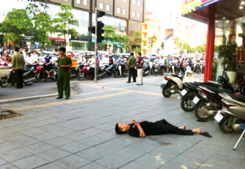 Kẻ đâm nam thanh niên giữa phố Hà Nội ra đầu thú